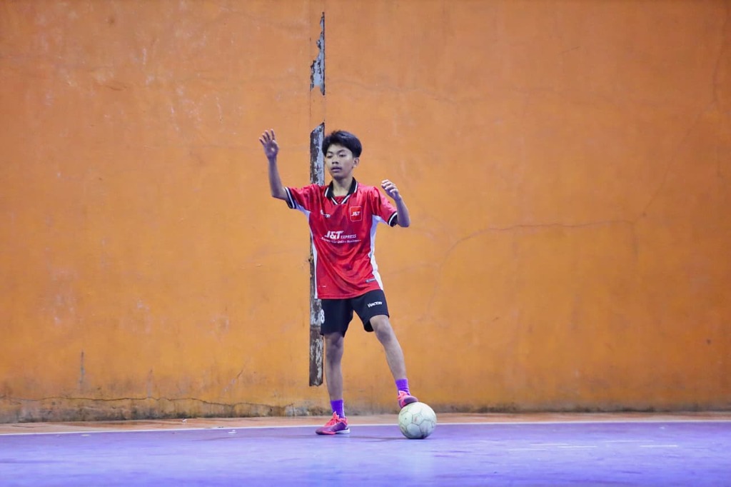Andi Arsyi Mengontrol Bola Futsal