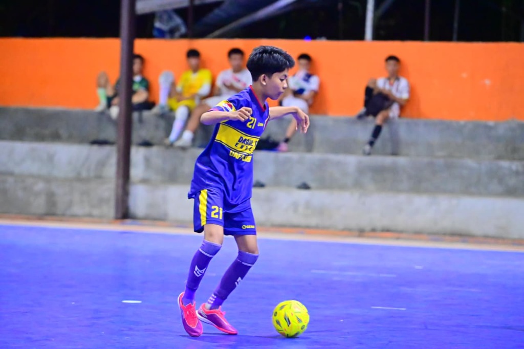 Aksi Menggiring Bola Futsal di Lapangan